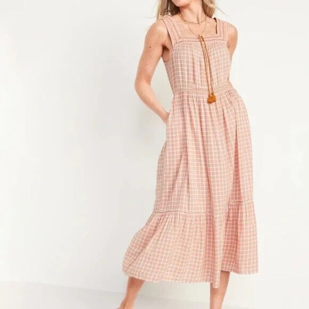 Old Navy Shortened Sleeveless Embroidered Clip-Dot Dress in Pink Plaid